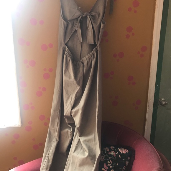 V neck jumpsuit tie back shoulder details - Picture 2 of 3